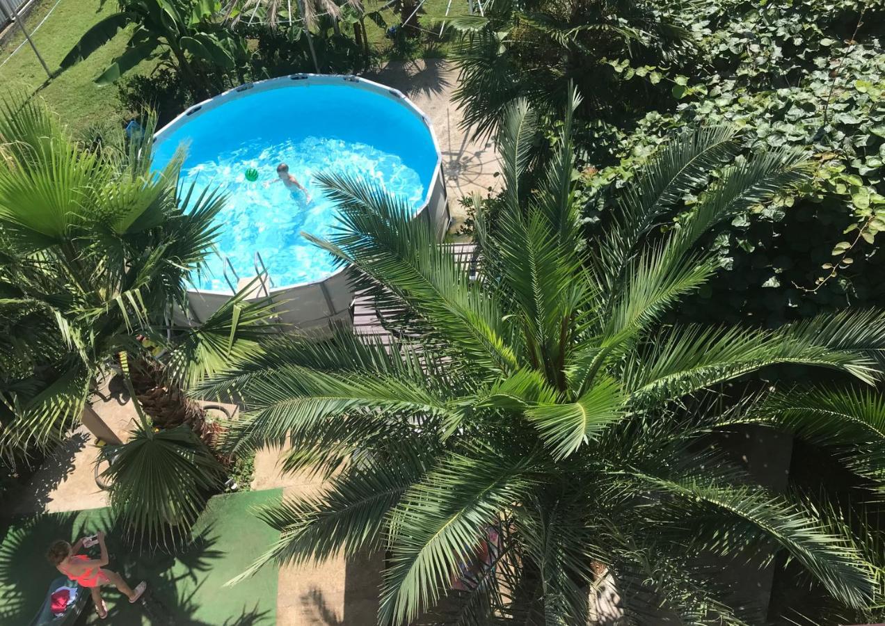 غوداوتا Vse Dlya Vas Guest House المظهر الخارجي الصورة